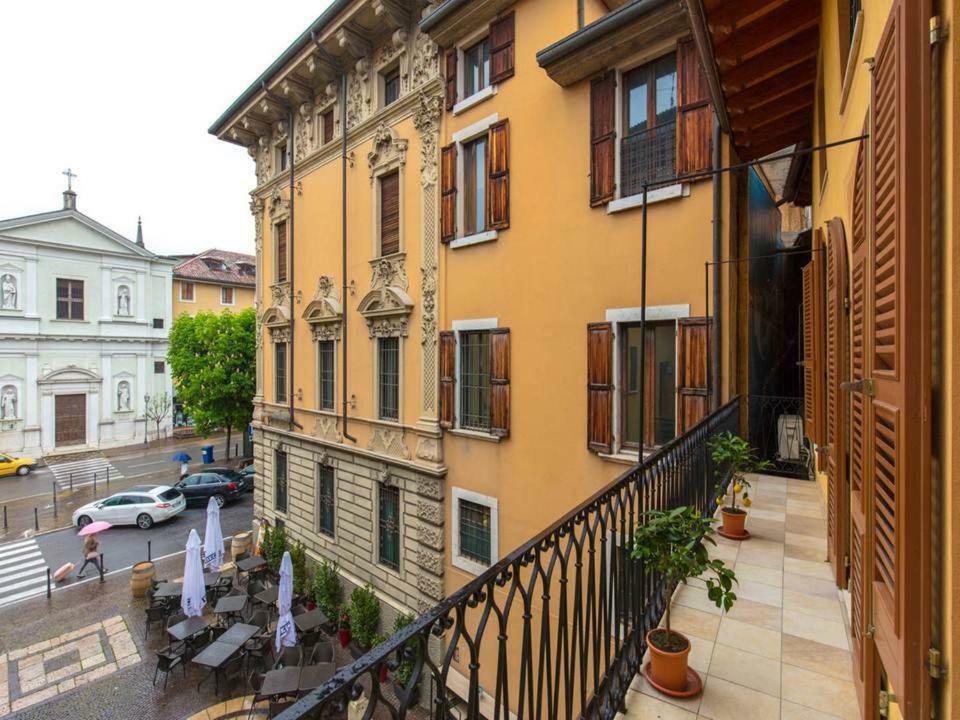 Palazzo Teatro Vecchio-Holiday Suites Salò Εξωτερικό φωτογραφία